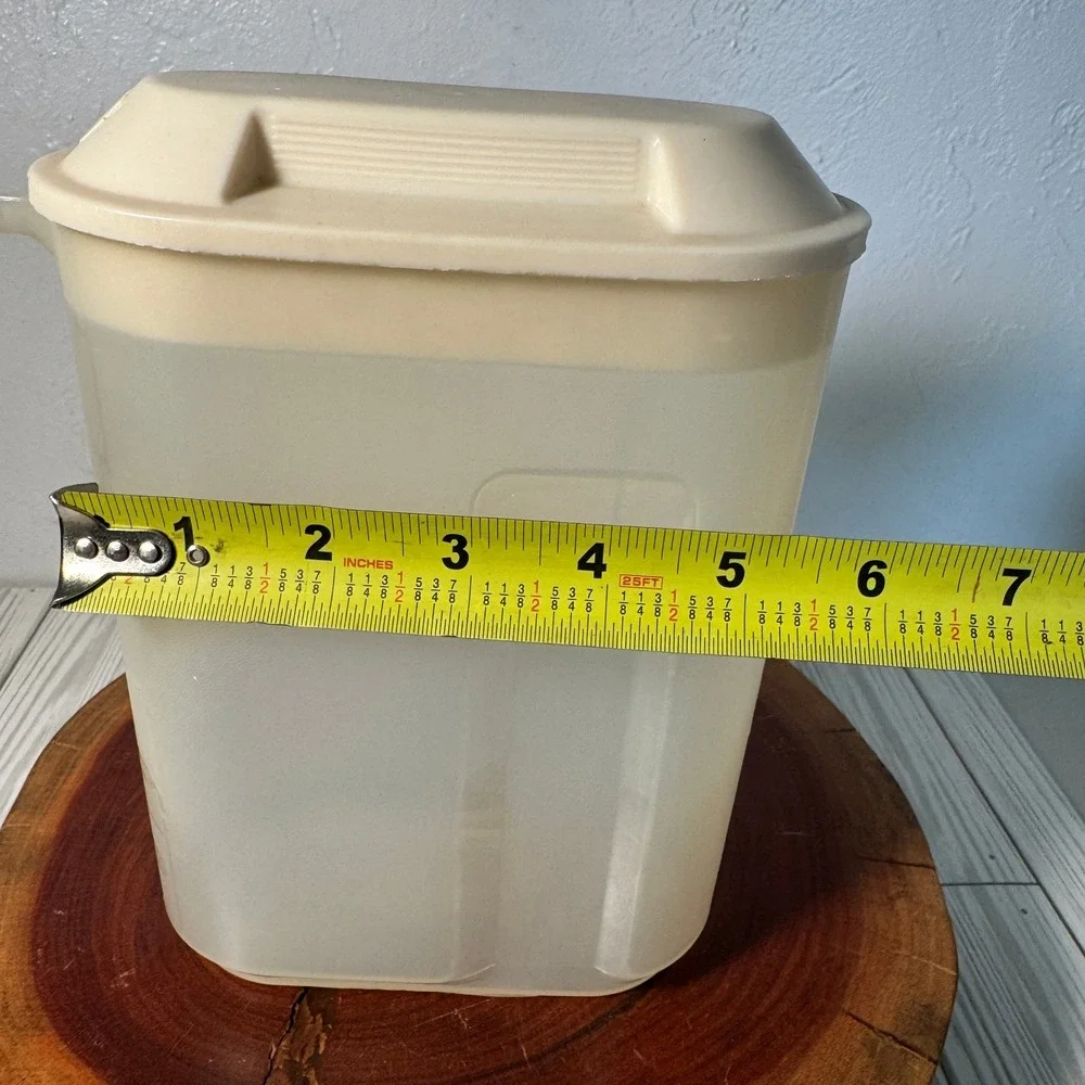 Rubbermaid Servin Saver Pitcher 1.5 Qt 1.4 L Translucent Almond Lid 0922 Vintage